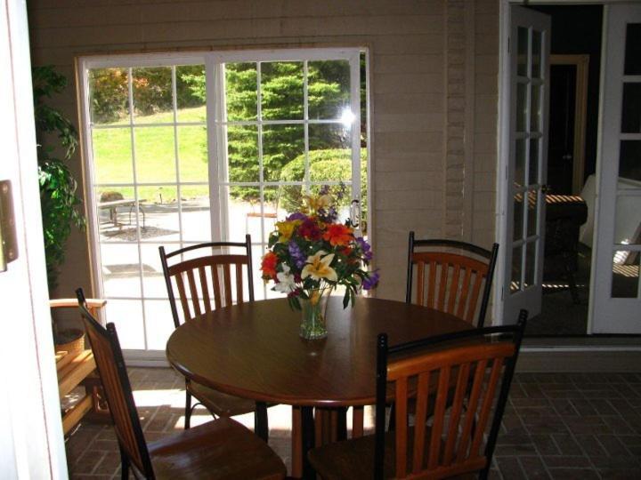 Spruce Hill Inn & Cottages Mansfield Værelse billede